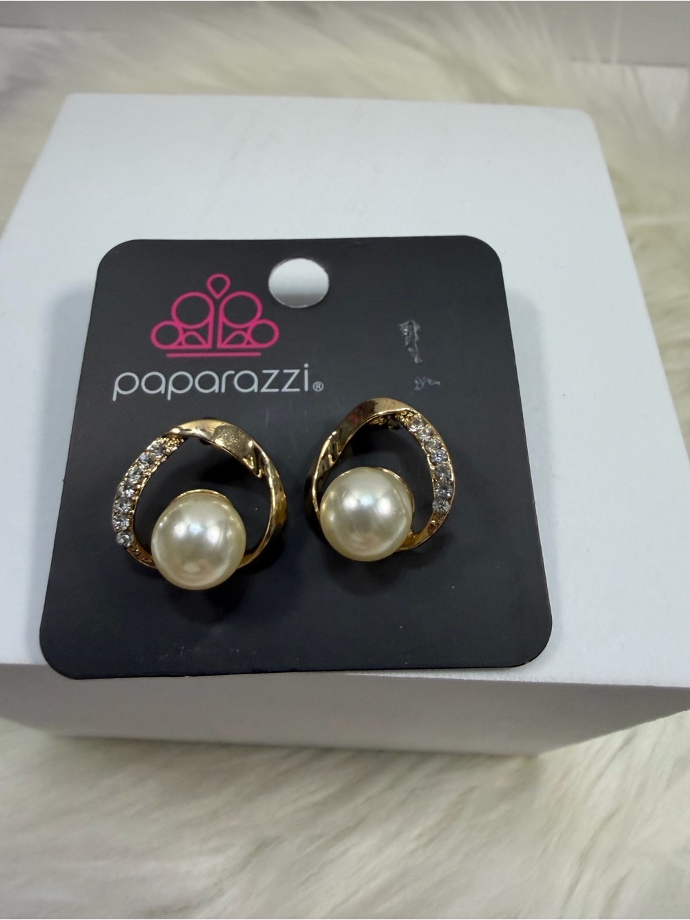 🩷5/$10🩷 paparazzi Gold Loop Pearl & Crystal Stud Earrings - Gold and White